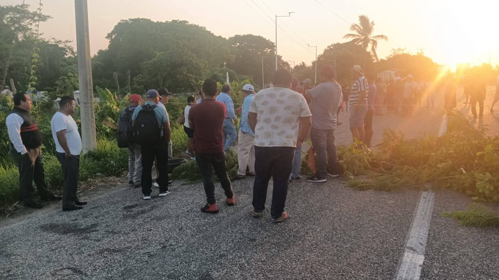 Bloquean carretera Frontera Ciudad del Carmen por protesta contra Pemex