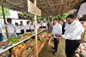 Autoridades y familias recorren los pabellones de Huimanguillo y Jalapa en la Feria Tabasco 2026, destacando la riqueza cultural y gastronómica del estado.
