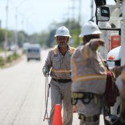 Inician mantenimiento de la red eléctrica en Macuspana