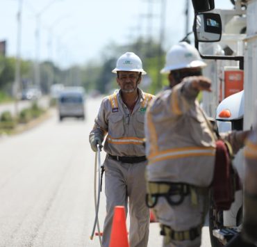 Inician mantenimiento de la red eléctrica en Macuspana