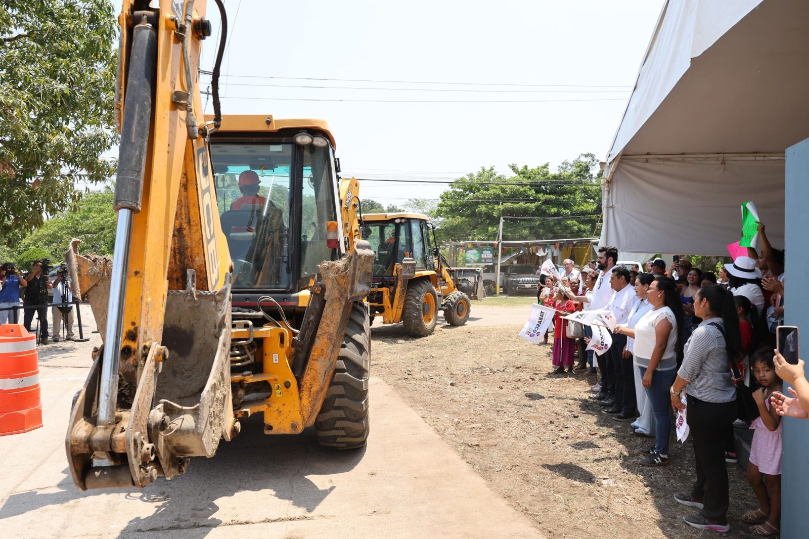 Javier May pone en marcha modernización integral de calle en Playas del Rosario