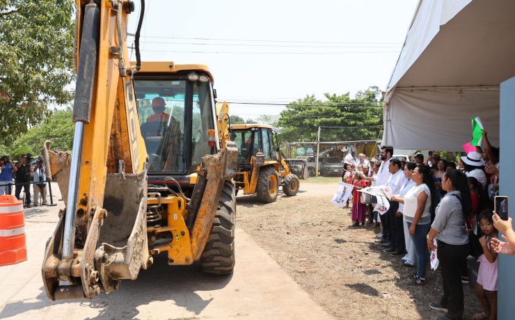 Javier May pone en marcha modernización integral de calle en Playas del Rosario