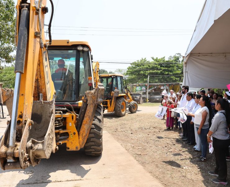 Javier May pone en marcha modernización integral de calle en Playas del Rosario
