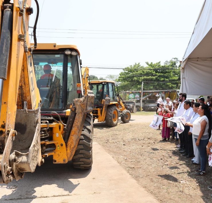 Javier May pone en marcha modernización integral de calle en Playas del Rosario