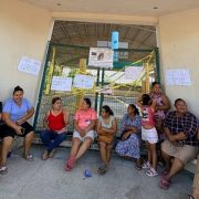 Padres de familia exigen reincorporación de maestra en primaria de Tecolutilla