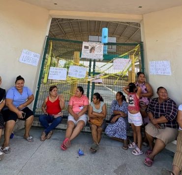 Padres de familia exigen reincorporación de maestra en primaria de Tecolutilla