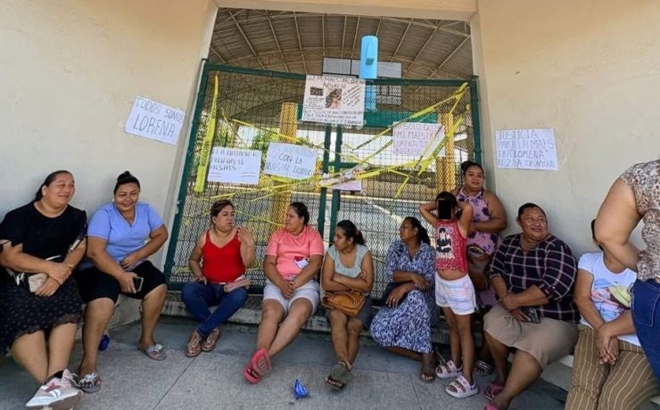 Padres de familia exigen reincorporación de maestra en primaria de Tecolutilla