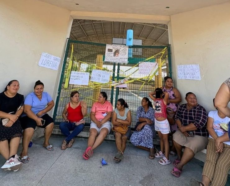 Padres de familia exigen reincorporación de maestra en primaria de Tecolutilla