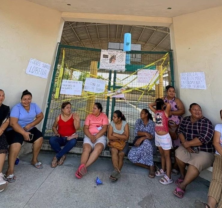 Padres de familia exigen reincorporación de maestra en primaria de Tecolutilla