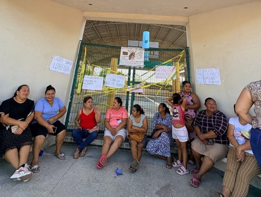 Padres de familia exigen reincorporación de maestra en primaria de Tecolutilla