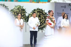 Guardan minuto de silencio y colocan ofrenda floral en memoria de las víctimas durante la reanudación de actividades de la Feria Tabasco 2026.