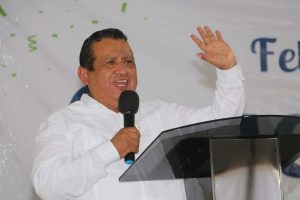 El rector reconoció el esfuerzo, disciplina y dedicación de los nuevos egresados, destacando que la educación es la mejor herramienta para transformar la sociedad y construir un mejor futuro.