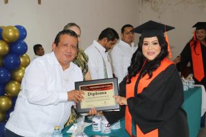 Madres de familia que decidieron superarse académicamente fueron reconocidas durante la ceremonia de graduación de la Universidad Alfa y Omega, convirtiéndose hoy en orgullo y ejemplo de perseverancia para las nuevas generaciones.
