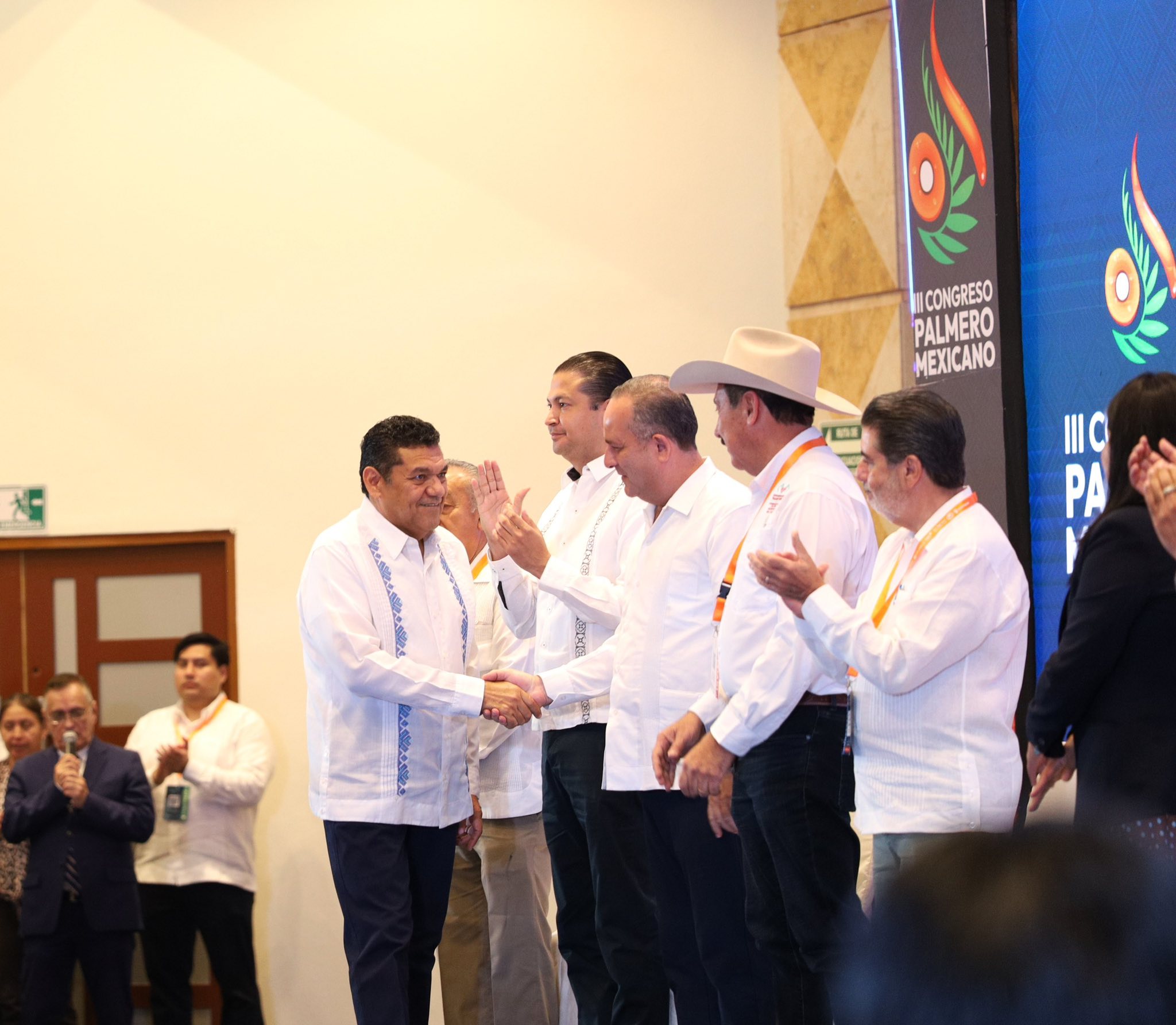 Reconocen trayectoria empresarial en la industria