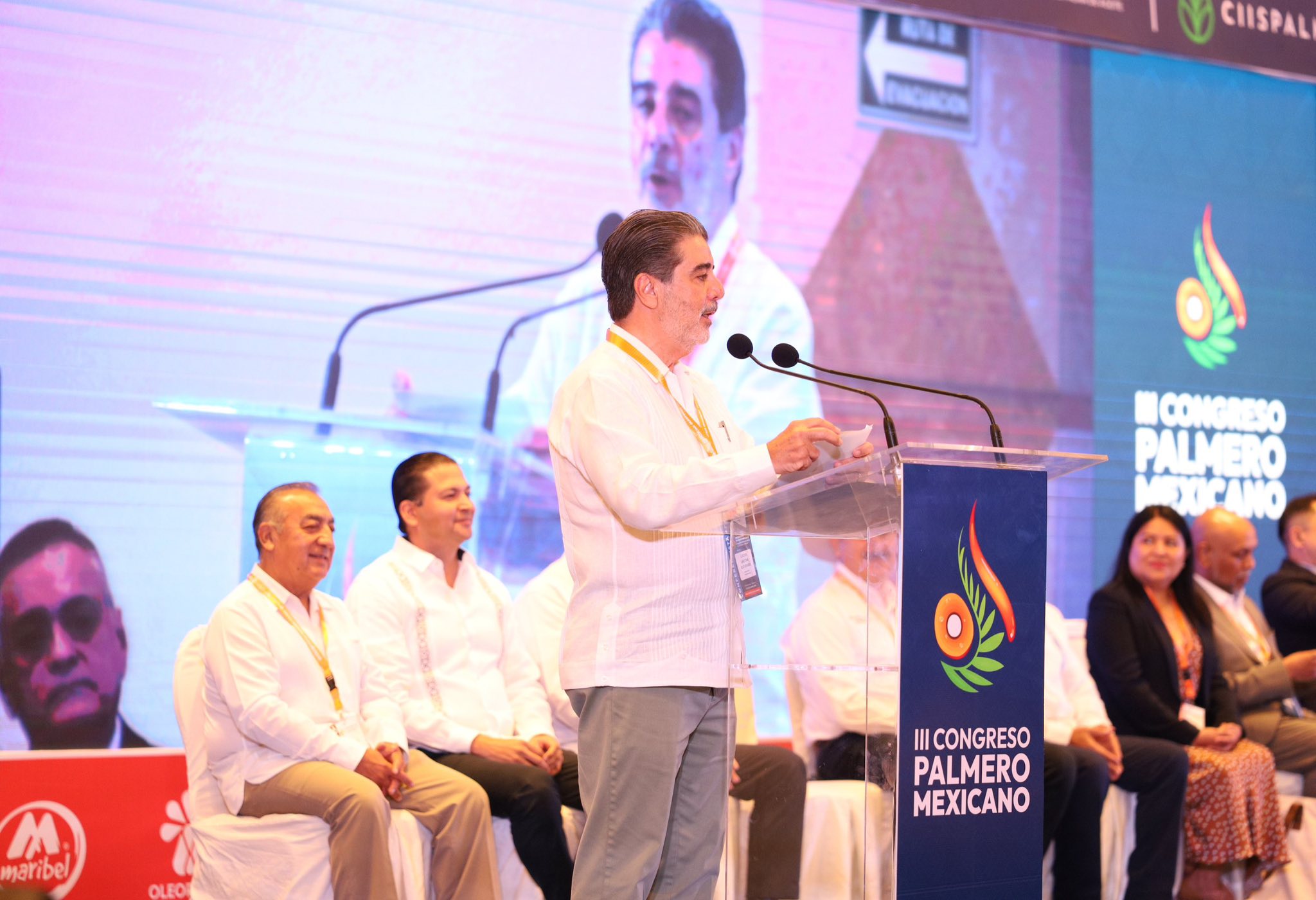 Conferencias y paneles con empresas globales