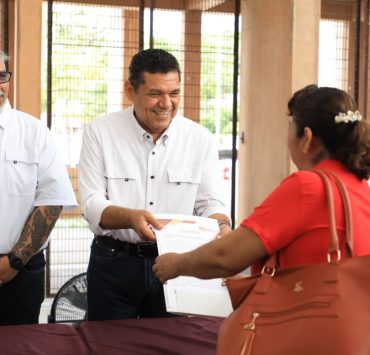 Atestigua Javier May entrega de títulos de propiedad