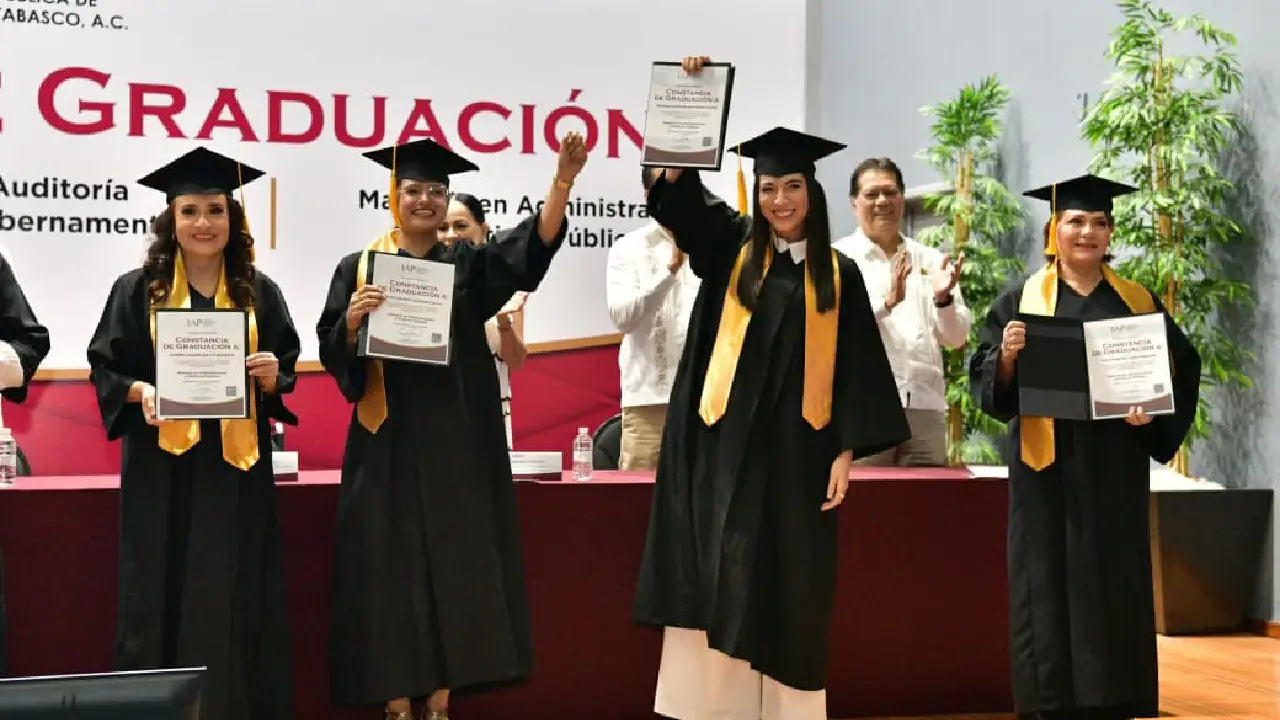 Constancias a profesionistas que concluyen estudios fortalecen la formación de servidores públicos