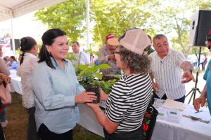 La presidenta municipal Yolanda Osuna Huerta entregó más de 140 apoyos funcionales a personas con discapacidad motriz durante la jornada Centro +Cerca realizada en el fraccionamiento Las Rosas, fortaleciendo la inclusión y el bienestar de las familias.
