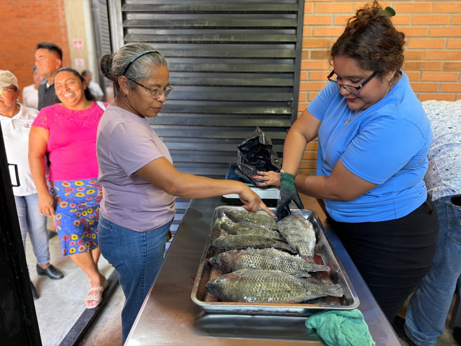 Estrena Cárdenas punto de venta de Pescando Vida