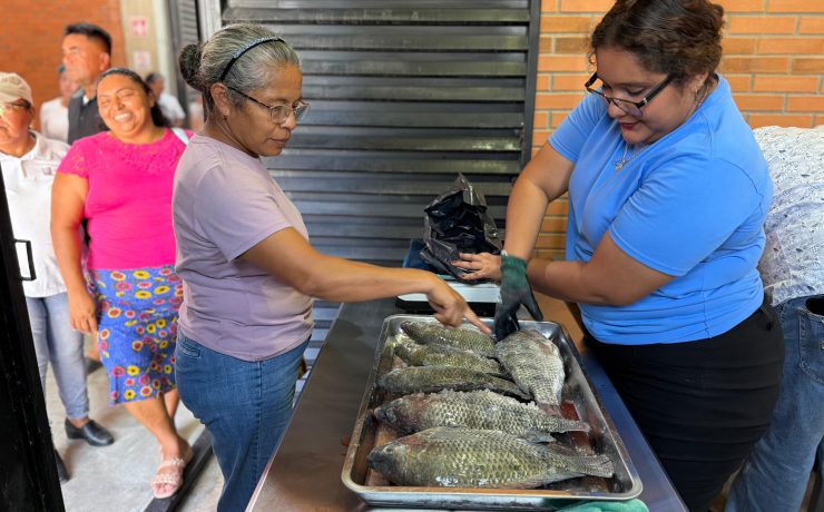Estrena Cárdenas punto de venta de Pescando Vida