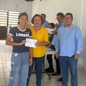 Autoridades destacaron que reconocer el esfuerzo académico de estudiantes y trabajadores fortalece la educación en Tabasco y contribuye al desarrollo profesional de nuevas generaciones.