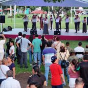 Mariachi de la Secretaría de Marina cautiva a familias tabasqueñas