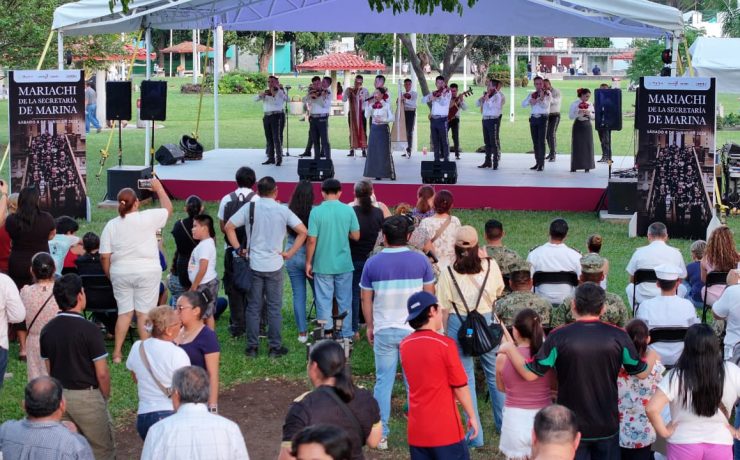 Mariachi de la Secretaría de Marina cautiva a familias tabasqueñas