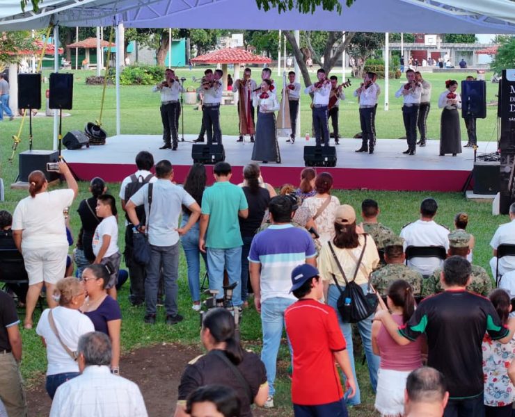 Mariachi de la Secretaría de Marina cautiva a familias tabasqueñas