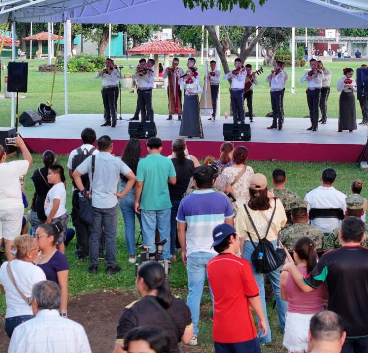 Mariachi de la Secretaría de Marina cautiva a familias tabasqueñas