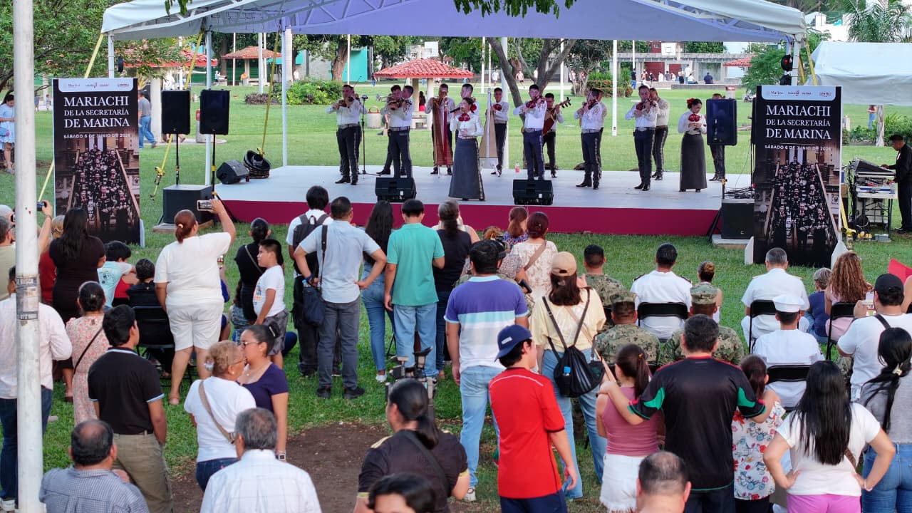 Mariachi de la Secretaría de Marina cautiva a familias tabasqueñas