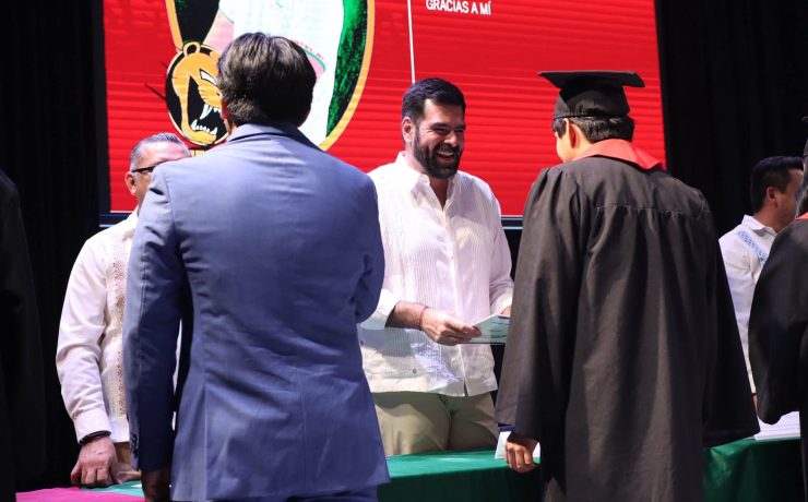 Participa Daniel Casasús graduación de jóvenes del CECYTE