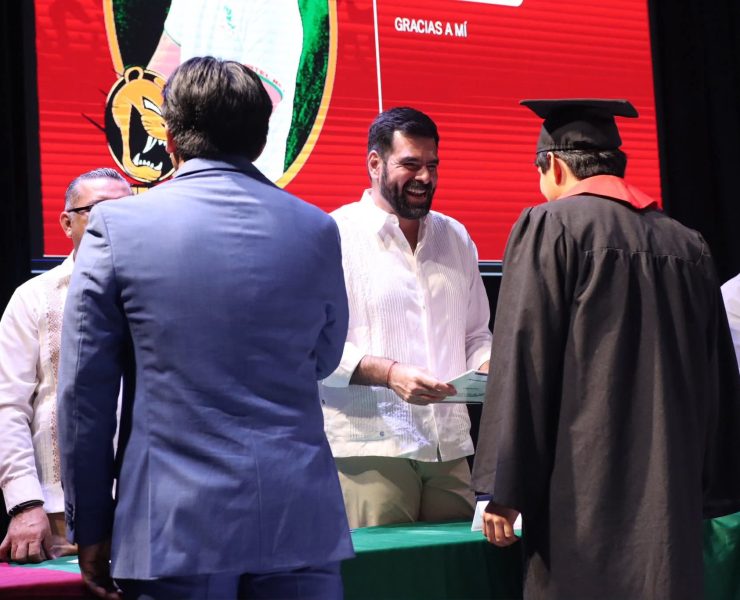 Participa Daniel Casasús graduación de jóvenes del CECYTE