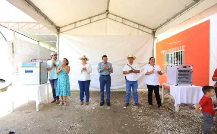Entrega de dos incubadoras de huevos Beneficio directo para mujeres de Apatzingán