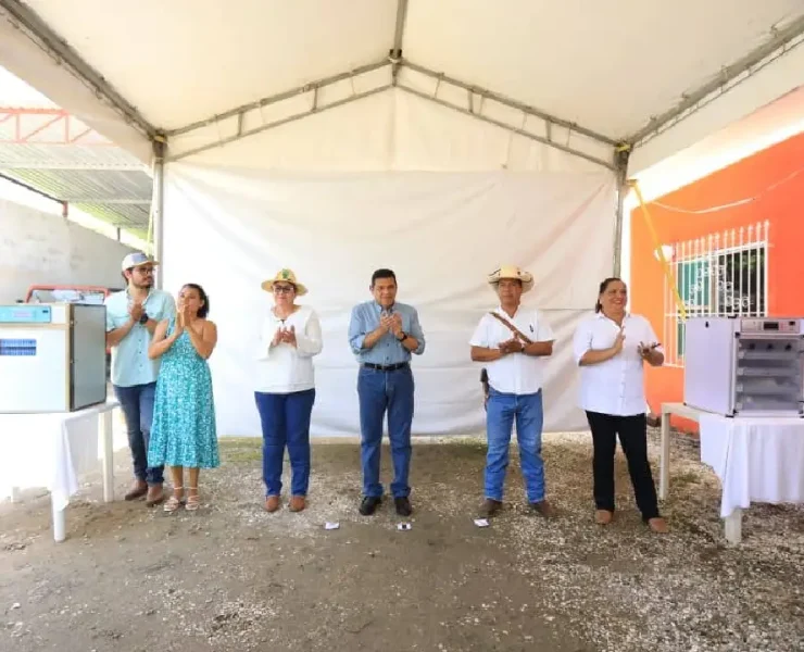 Entrega de dos incubadoras de huevos Beneficio directo para mujeres de Apatzingán