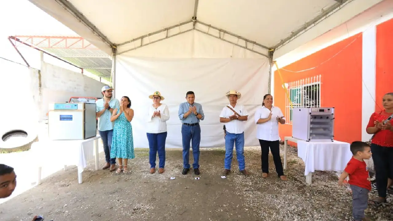 Entrega de dos incubadoras de huevos Beneficio directo para mujeres de Apatzingán
