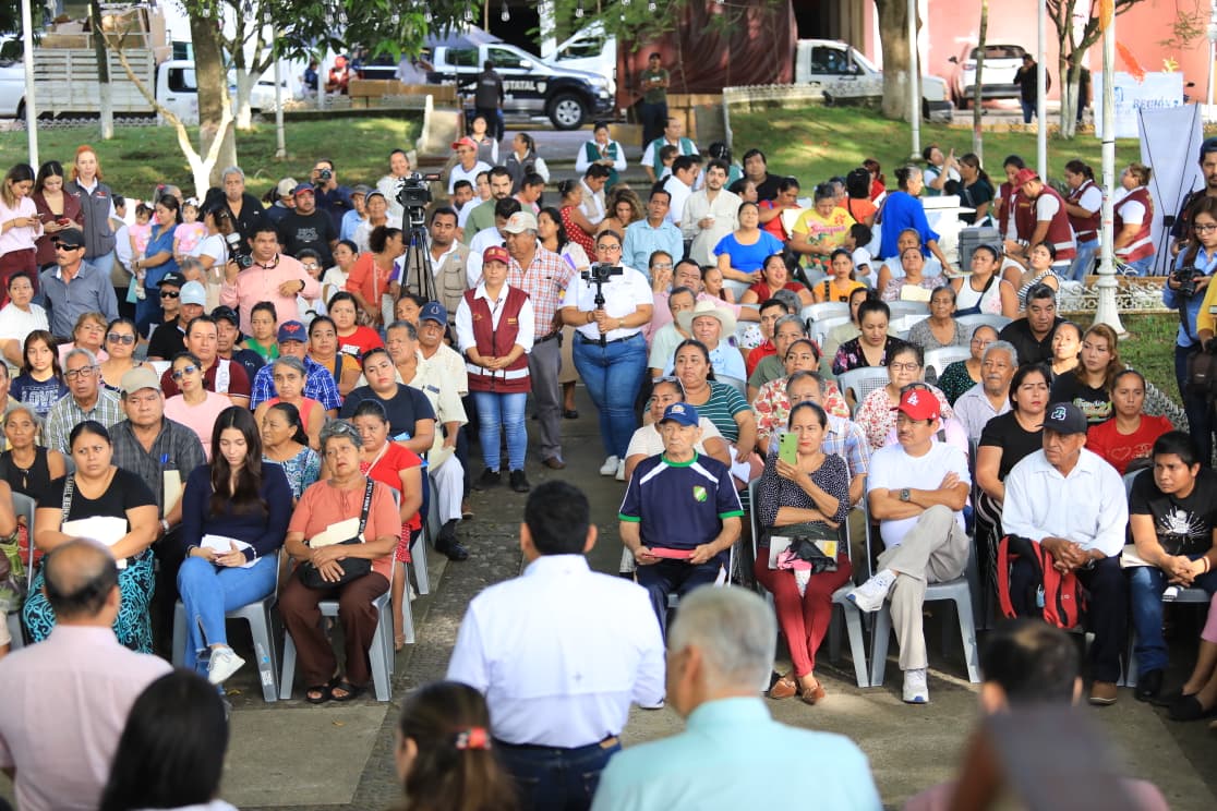 Escucha el Gobernador Javier May a teapanecos