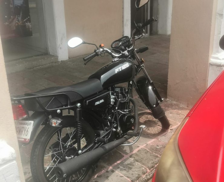 Filas de autos y motos frente a Palacio de Gobierno