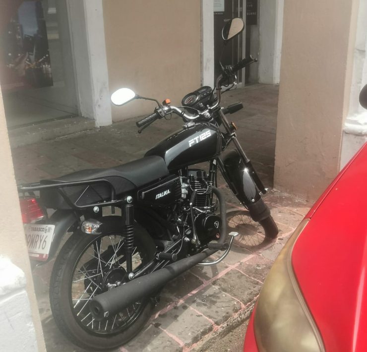Filas de autos y motos frente a Palacio de Gobierno