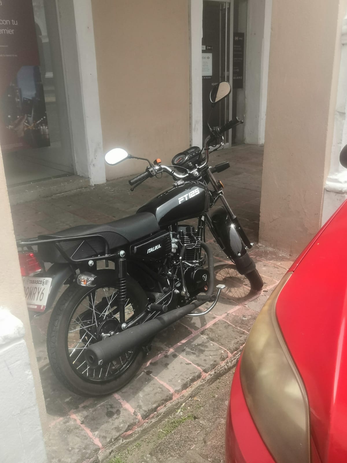 Filas de autos y motos frente a Palacio de Gobierno