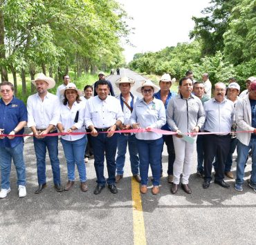 Gobierno del Pueblo entrega camino
