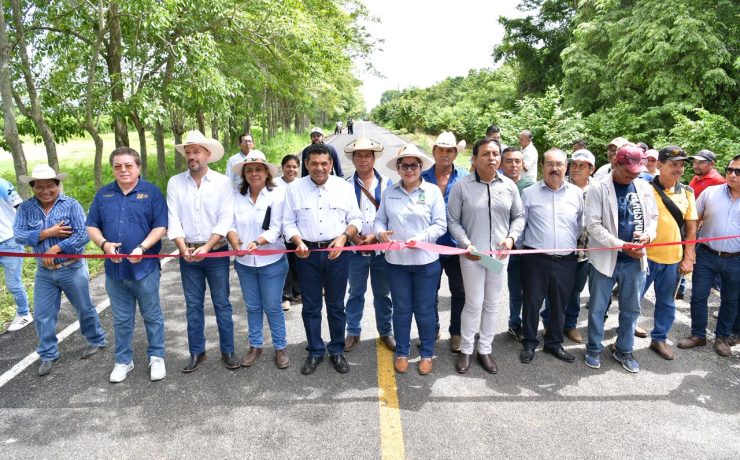 Gobierno del Pueblo entrega camino
