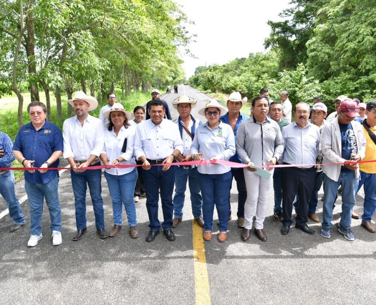 Gobierno del Pueblo entrega camino