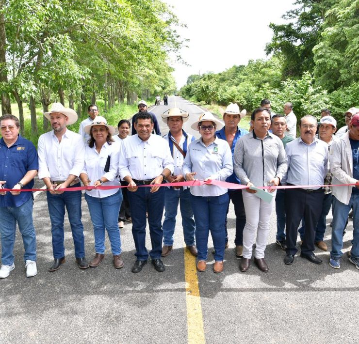 Gobierno del Pueblo entrega camino