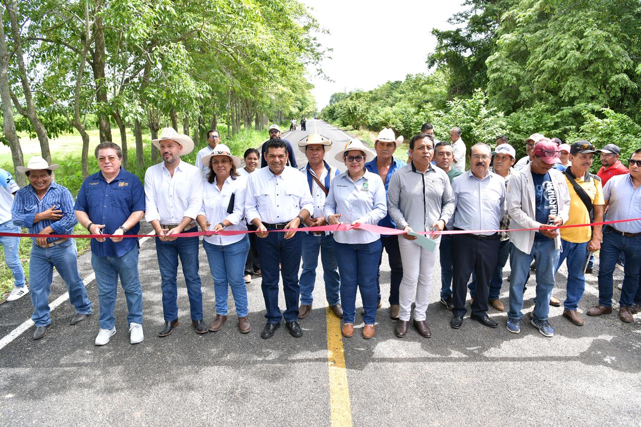 Gobierno del Pueblo entrega camino