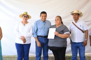 El Gobernador Javier May Rodríguez durante la Entrega de dos incubadoras de huevos, reafirmando el compromiso de Se Transforma la Economía en las comunidades de Los Ríos.