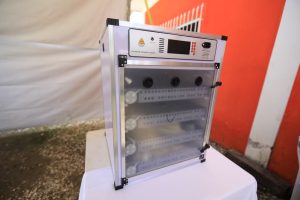 Autoridades estatales y municipales en la Entrega de dos incubadoras de huevos, impulsando proyectos productivos que fortalecen el desarrollo rural en Tabasco.