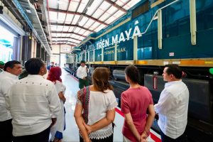 El gobernador de Tabasco, Javier May Rodríguez, acompañó a la Presidenta Claudia Sheinbaum durante la supervisión de las nuevas locomotoras de carga del Tren Maya en Puerto Morelos, Quintana Roo.