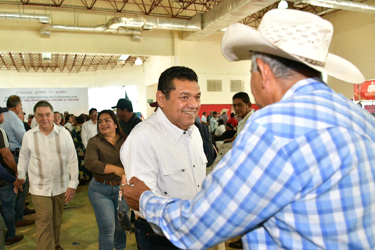 Javier May Rodríguez encabezó en Tenosique la entrega de constancias 