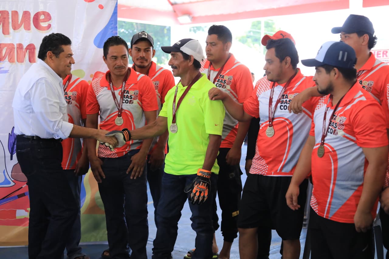 Javier May lleva bienestar 