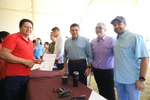 Familias tabasqueñas recibieron sus Títulos de propiedad durante las Jornadas de Atención al Pueblo en Territorio, un beneficio que les permite contar con seguridad legal sobre sus terrenos y acceder a nuevas oportunidades de desarrollo.